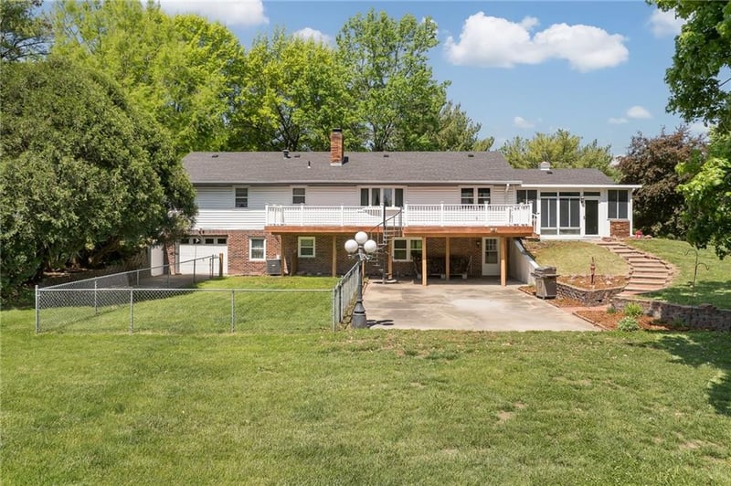 5703 SE Meadow Oak Ter, St Joseph, MO 64503