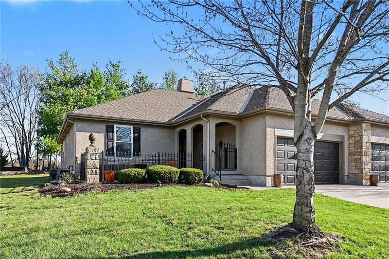 4005 Homestead Dr, Lee's Summit, MO 64082