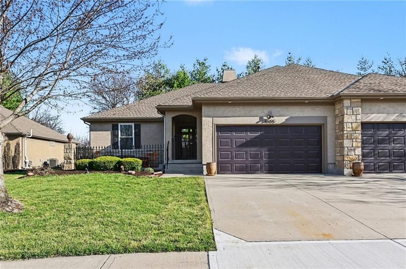 4005 Homestead Dr, Lee's Summit, MO 64082