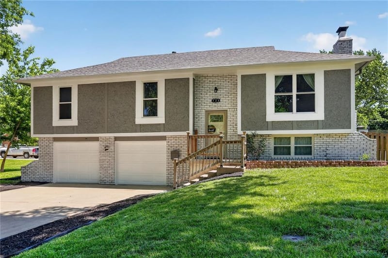 134 3rd Ct, Lansing, KS 66043