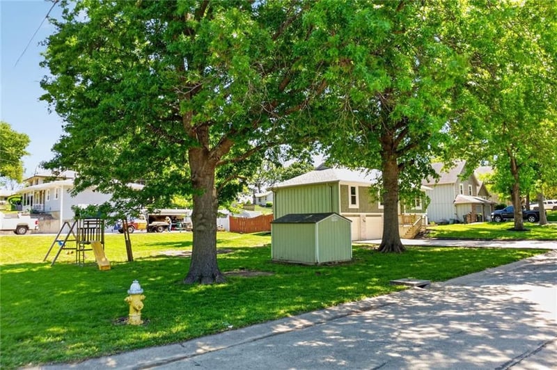 134 3rd Ct, Lansing, KS 66043