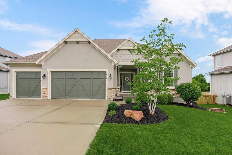 7928 Apache Rd, Lenexa, KS 66227