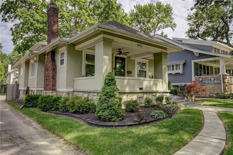 5833 Oak St, Kansas City, MO 64113