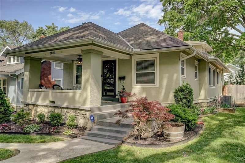 5833 Oak St, Kansas City, MO 64113