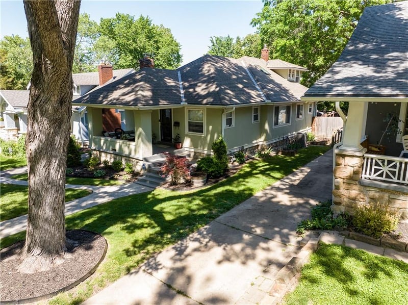 5833 Oak St, Kansas City, MO 64113
