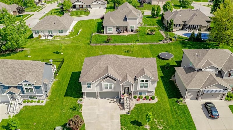 1005 Wood Ridge Ct, Blue Springs, MO 64014