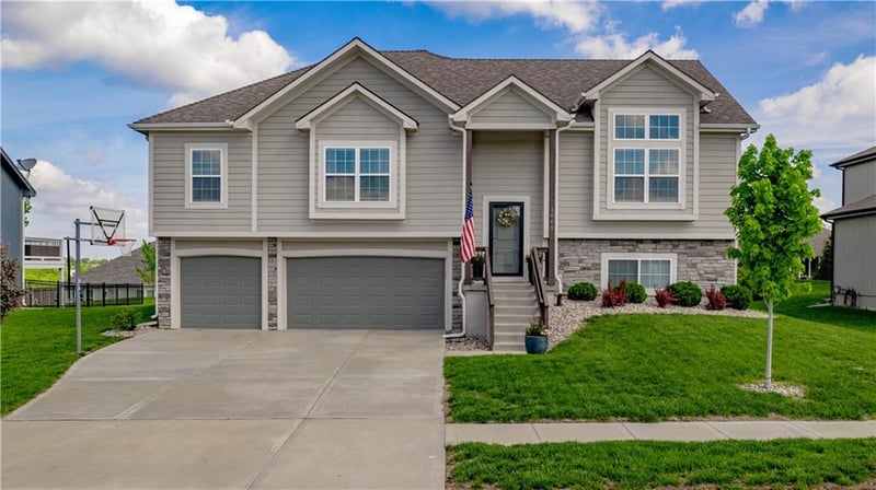 1005 Wood Ridge Ct, Blue Springs, MO 64014