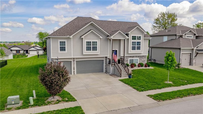 1005 Wood Ridge Ct, Blue Springs, MO 64014