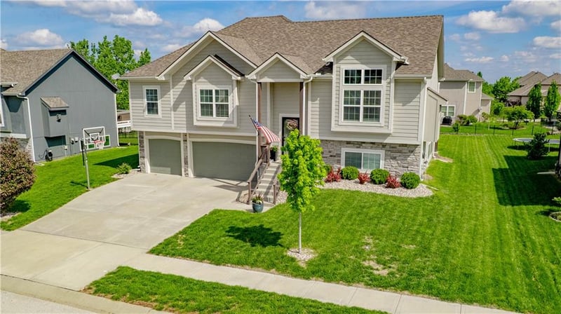 1005 Wood Ridge Ct, Blue Springs, MO 64014