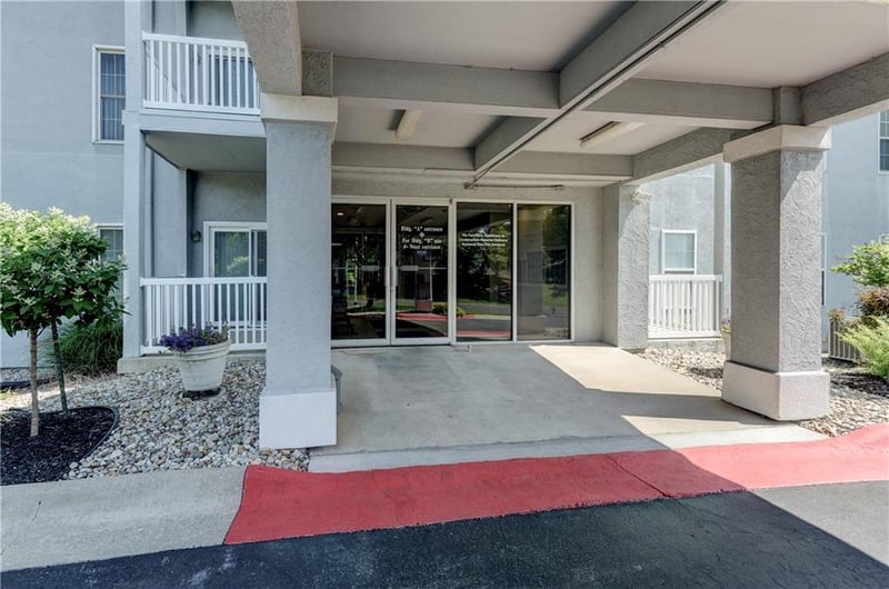 17800 Bolger Rd #303, Independence, MO 64055
