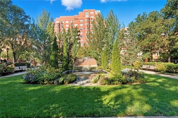 4950 Central #302 St, Kansas City, MO 64112