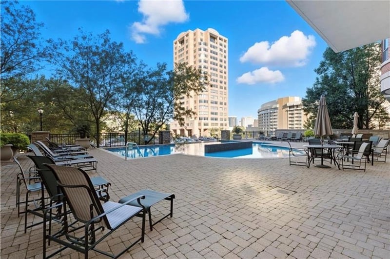 4950 Central #302 St, Kansas City, MO 64112