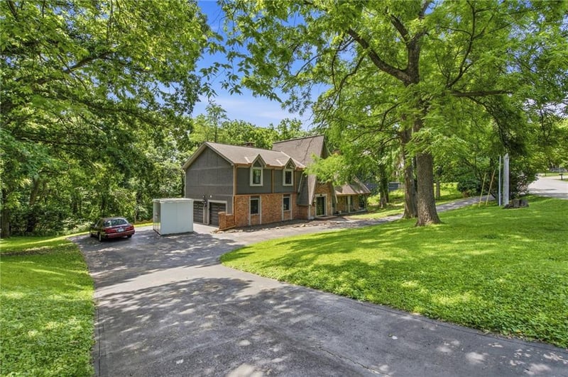 4015 Briarcliff Rd, Kansas City, MO 64116