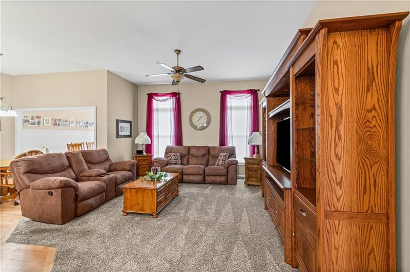 910 Timberline Dr, Cameron, MO 64429