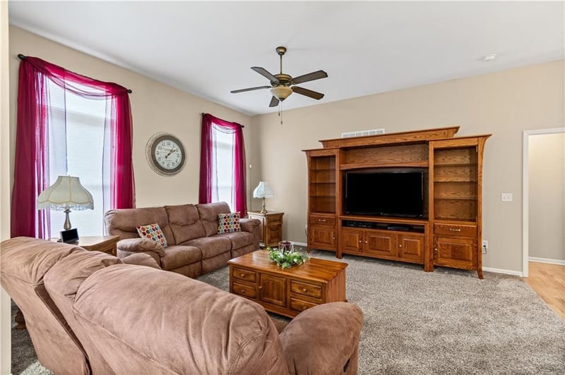 910 Timberline Dr, Cameron, MO 64429