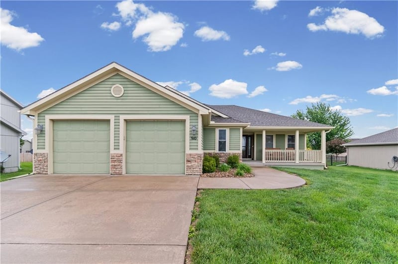 910 Timberline Dr, Cameron, MO 64429