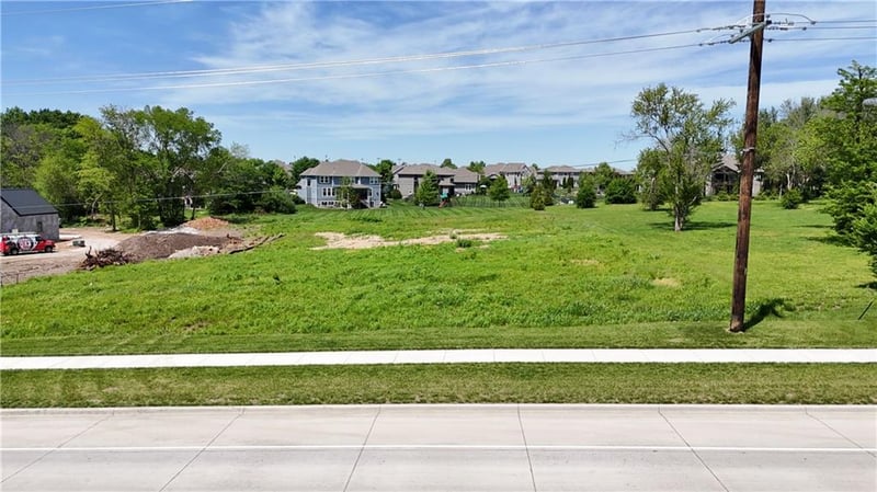 8944 W 167th St, Overland Park, KS 66085