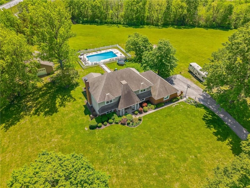 12918 Lakeland Dr, St Joseph, MO 64506