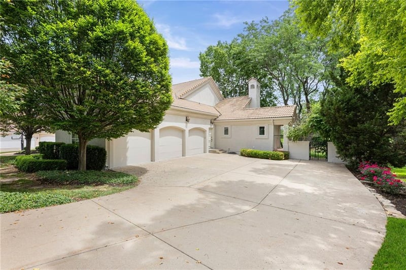 2705 112th St, Leawood, KS 66211