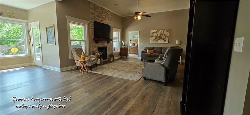 18340 Selwyn Dr, Warsaw, MO 65355