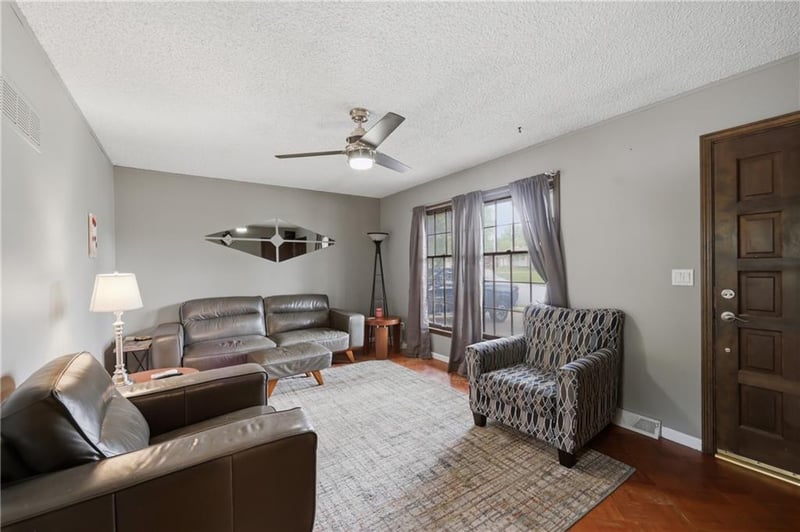 122 Walnut St, Blue Springs, MO 64014