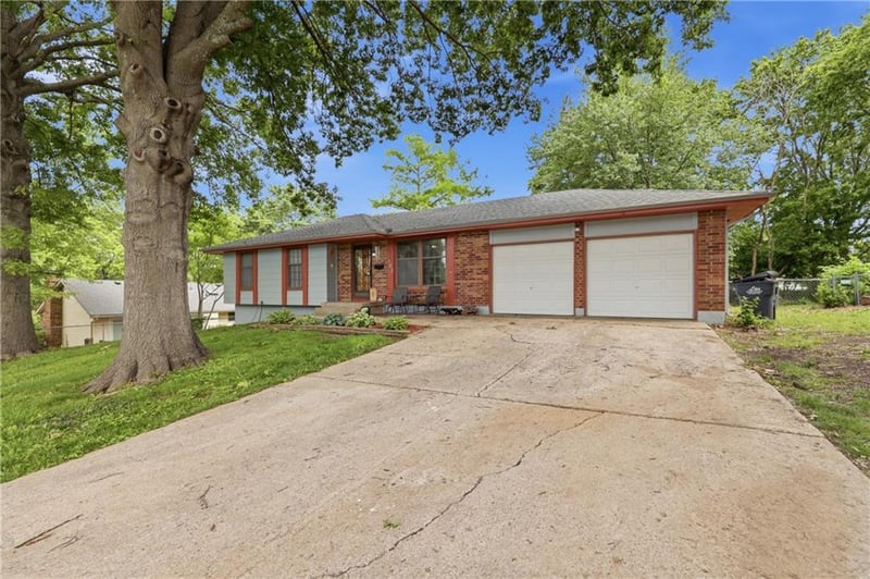 122 Walnut St, Blue Springs, MO 64014