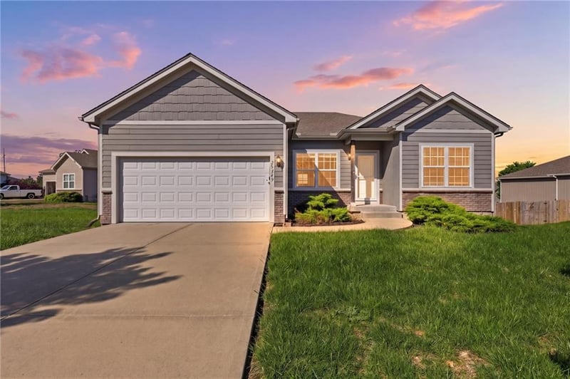 25949 142nd Ct, Olathe, KS 66061