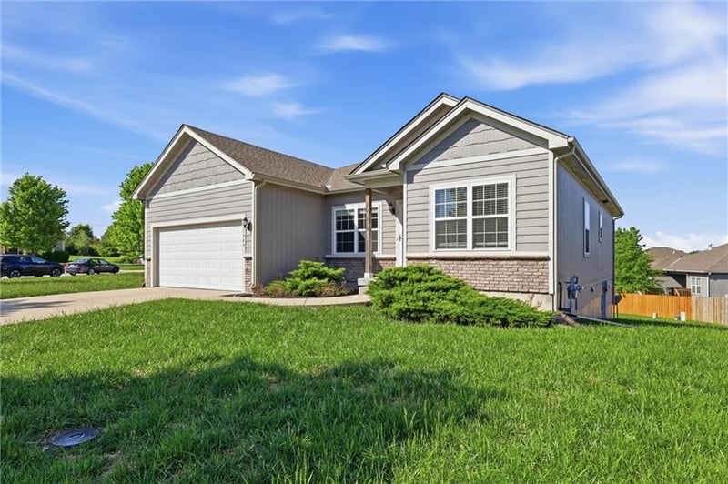 25949 142nd Ct, Olathe, KS 66061