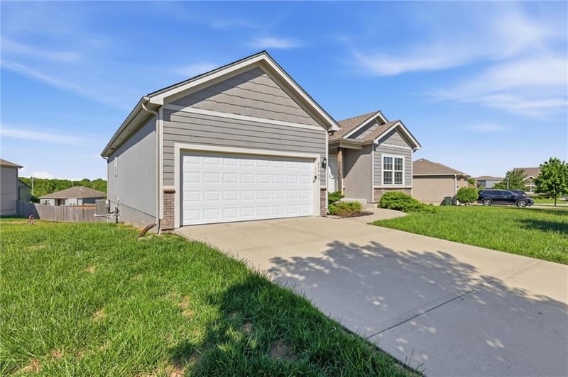 25949 142nd Ct, Olathe, KS 66061