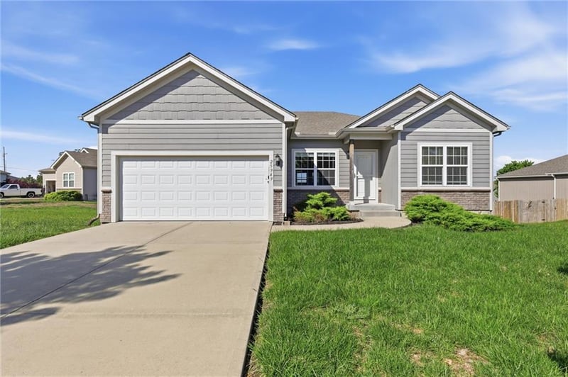 25949 142nd Ct, Olathe, KS 66061