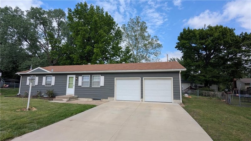3622 Pinecrest Ct, Topeka, KS 66605