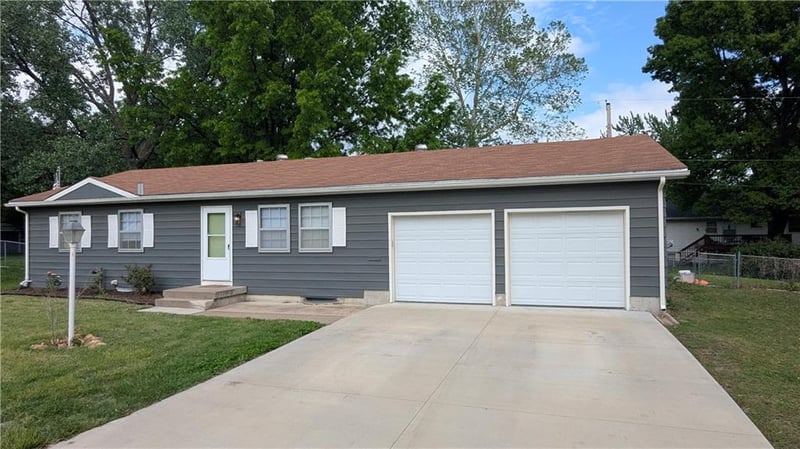 3622 Pinecrest Ct, Topeka, KS 66605