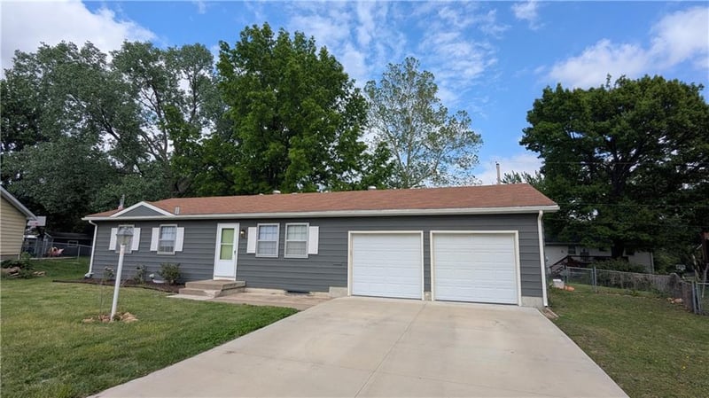 3622 Pinecrest Ct, Topeka, KS 66605