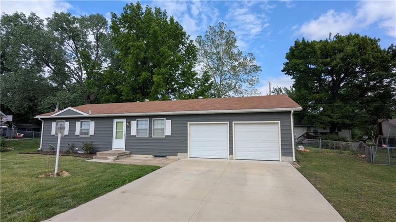 3622 Pinecrest Ct, Topeka, KS 66605