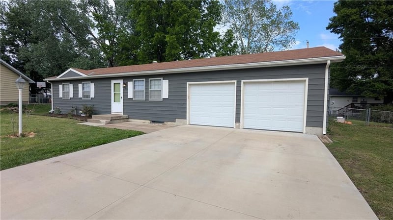 3622 Pinecrest Ct, Topeka, KS 66605