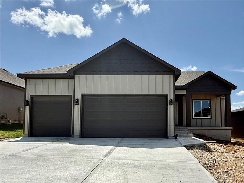 31421 85th Ter, De Soto, KS 66018