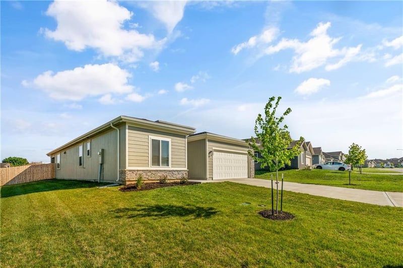 1592 Grayhawk Dr, Basehor, KS 66007
