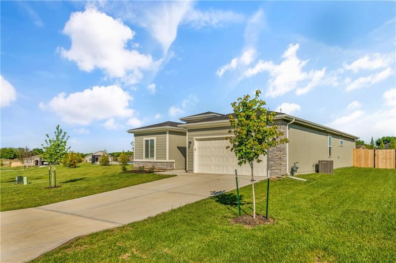 1592 Grayhawk Dr, Basehor, KS 66007