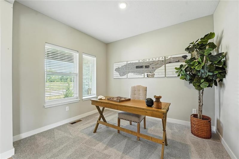 907 Bluebird Ln, Oak Grove, MO 64075