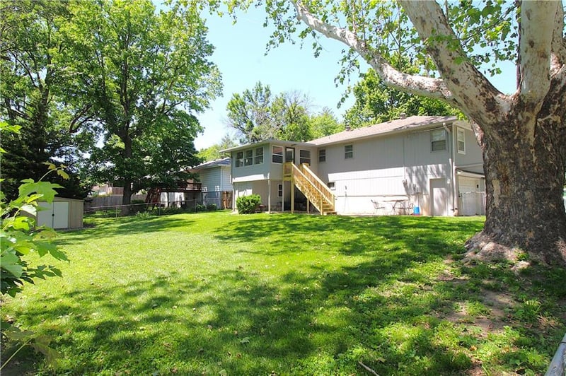 9901 55th St, Shawnee, KS 66203