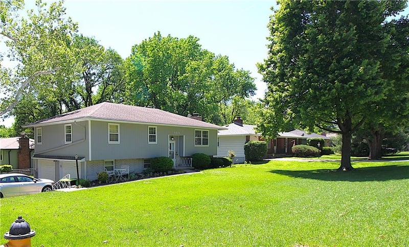 9901 55th St, Shawnee, KS 66203
