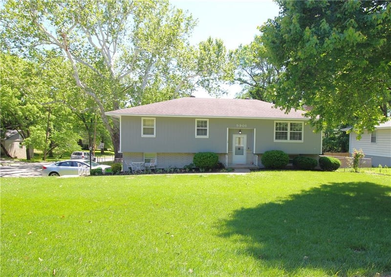 9901 55th St, Shawnee, KS 66203
