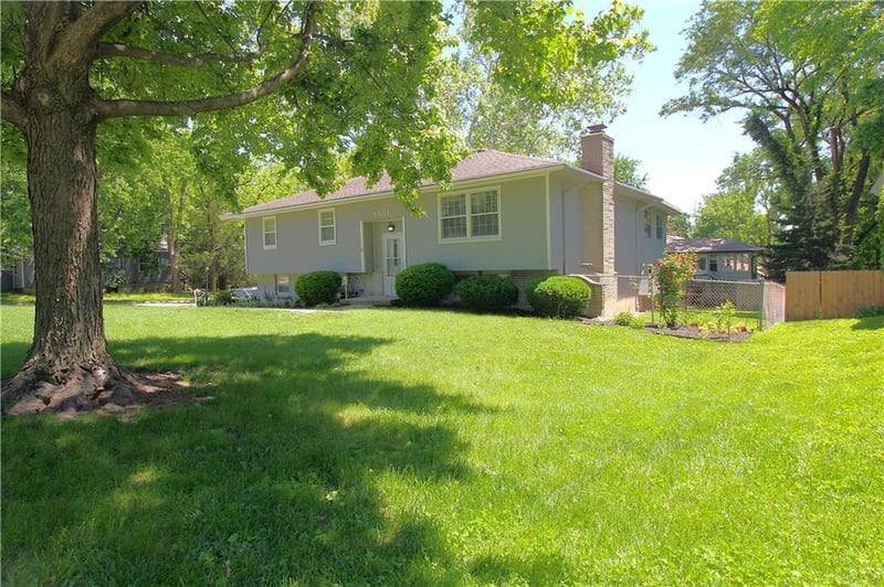 9901 55th St, Shawnee, KS 66203