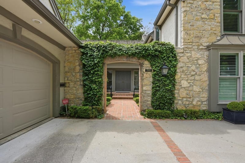7904 Bristol Ct, Prairie Village, KS 66208