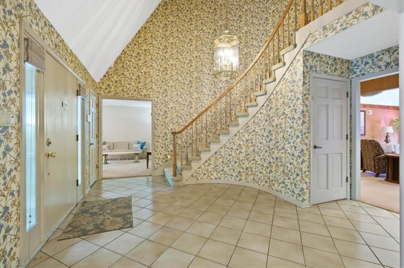 8214 W 99th St, Overland Park, KS 66212