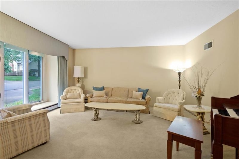 8214 W 99th St, Overland Park, KS 66212