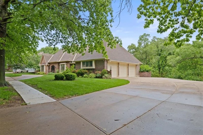 8214 W 99th St, Overland Park, KS 66212