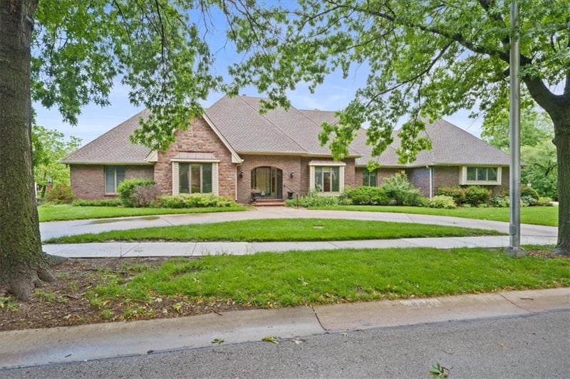 8214 W 99th St, Overland Park, KS 66212