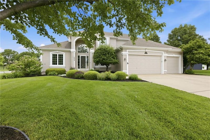 340 Chelsea Dr, Lee's Summit, MO 64063