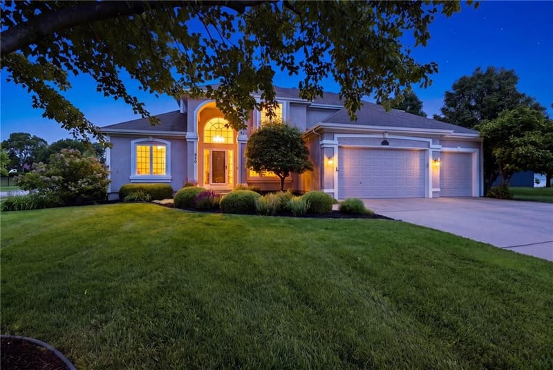 340 Chelsea Dr, Lee's Summit, MO 64063